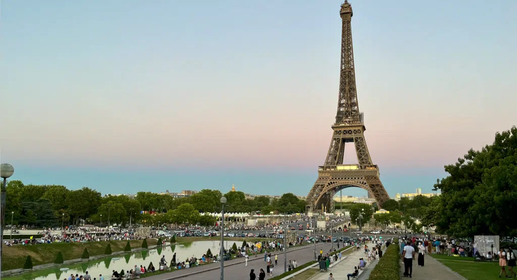 View from the Palais du Trocadéro towards the Eiffel Tower Eiffel Tower seen from Palais du Trocadéro