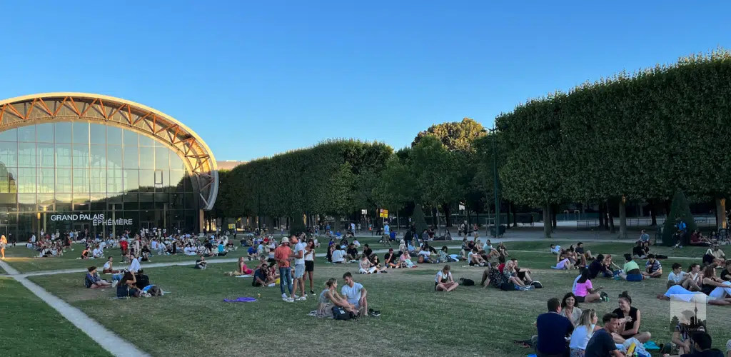 Picknick in front Grand Palais Éphémère in Paris