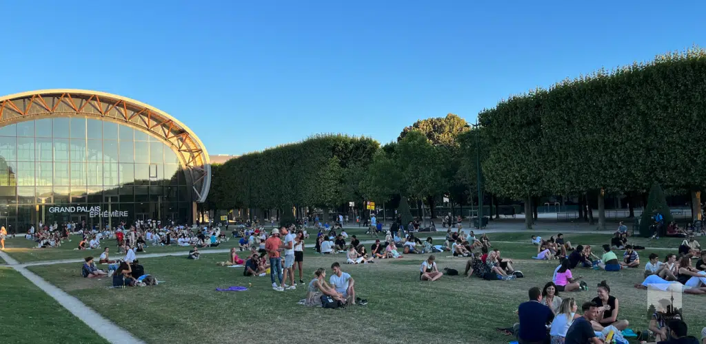 Champ de Mars Picknick in front Grand Palais Éphémère in Paris